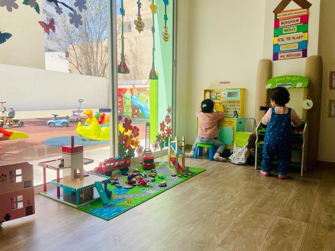 Enfants jouant au coin marché, cuisine et garage : ils imitent le monde des grands